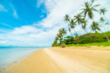 Soyut bulanıklık ve tropikal plaj ve deniz seyahat ve tatil için Hindistan cevizi hurma ağacı arka plan ile defocused