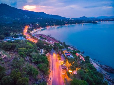 Güzel tropikal plaj ve deniz hurma ve koh samui Adası Tayland tatil ve seyahat için günbatımı zaman diğer ağacında havadan görünümü