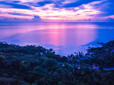 Güzel tropikal plaj ve deniz hurma ve koh samui Adası Tayland tatil ve seyahat için günbatımı zaman diğer ağacında havadan görünümü
