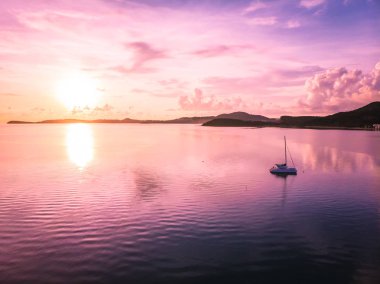 Güzel tropikal plaj ve deniz hurma ve koh samui Adası Tayland tatil ve seyahat için günbatımı zaman diğer ağacında havadan görünümü