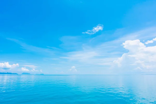 Güzel Deniz Okyanus Mavi Gökyüzü Arka Plan Bulut Ile — Stok fotoğraf