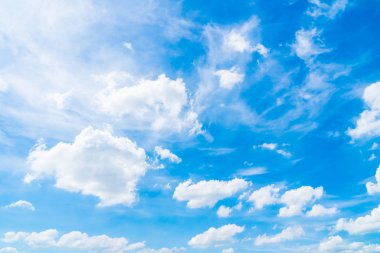 güzel beyaz bulut mavi gökyüzü arka plan üzerinde