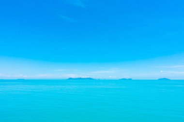 Güzel deniz ve okyanus mavi gökyüzü arka plan bulut ile