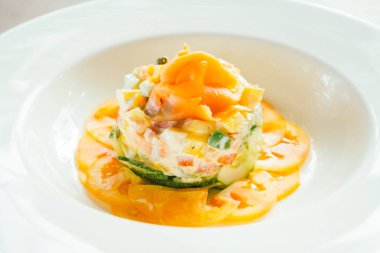 Ham ve taze somon füme sebze salatası ile