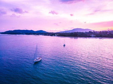Güzel tropikal plaj ve deniz hurma ve koh samui Adası Tayland tatil ve seyahat için gündoğumu zaman diğer ağacında havadan görünümü