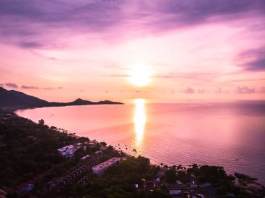 Güzel tropikal plaj ve deniz hurma ve koh samui Adası Tayland tatil ve seyahat için gündoğumu zaman diğer ağacında havadan görünümü