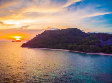Güzel tropikal plaj ve deniz hurma ve koh samui Adası Tayland tatil ve seyahat için günbatımı zaman diğer ağacında havadan görünümü