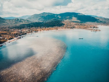 Güzel tropikal plaj ve deniz hurma ve koh samui Adası seyahat ve tatil için diğer ağacında havadan görünümü
