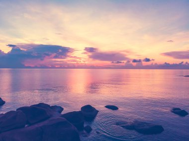 Güzel tropikal plaj ve deniz hurma ve koh samui Adası Tayland tatil ve seyahat için günbatımı zaman diğer ağacında havadan görünümü