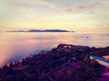Güzel tropikal plaj ve deniz hurma ve koh samui Adası Tayland tatil ve seyahat için günbatımı zaman diğer ağacında havadan görünümü