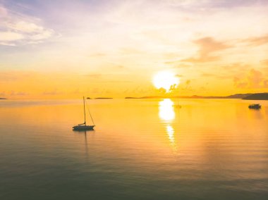 Güzel tropikal plaj ve deniz hurma ve koh samui Adası Tayland tatil ve seyahat için günbatımı zaman diğer ağacında havadan görünümü