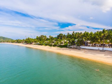 Güzel tropikal plaj ve deniz hurma ve koh samui Adası seyahat ve tatil için diğer ağacında havadan görünümü