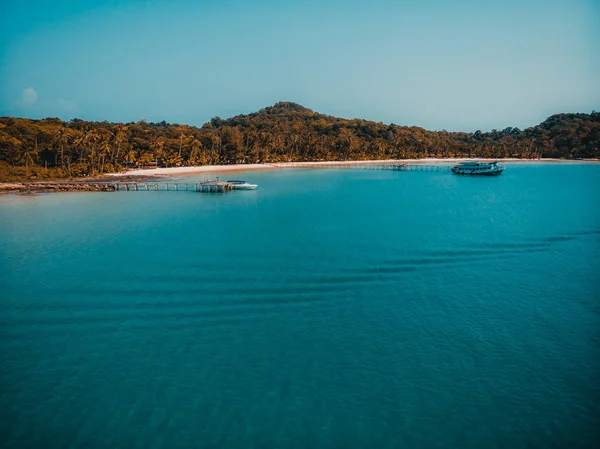 Hermosa Playa Tropical Naturaleza Mar Con Barco Kayak Palmera Coco — Foto de Stock