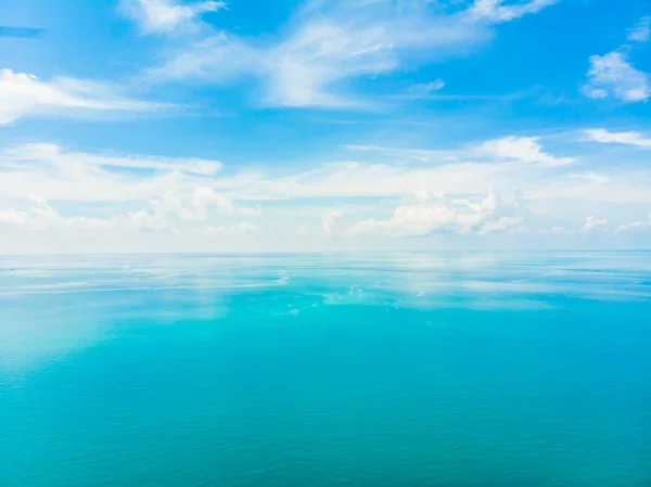 海の背景の海と青い空に白い雲が美しい全景 — ストック写真