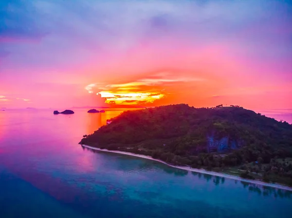 Veduta Aerea Bella Spiaggia Tropicale Mare Con Palme Altri Alberi — Foto Stock