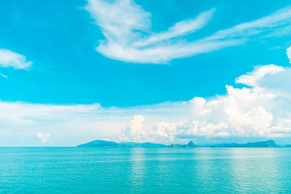 Nuvem Branca Bonita Céu Azul Mar Oceano Para Fundo — Fotografia de Stock