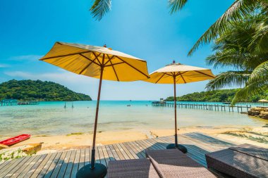 Şemsiye ve güzel tropikal plaj ve deniz paradise Island Seyahat ve tatil için Hindistan cevizi hurma ağacı ile sandalye