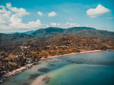 Güzel tropikal plaj ve deniz hurma ve koh samui Adası seyahat ve tatil için diğer ağacında havadan görünümü