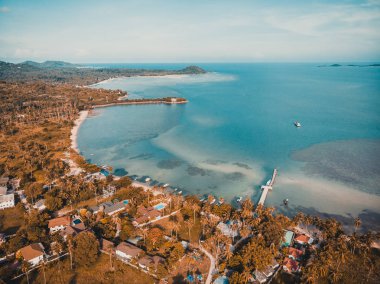 Güzel tropikal plaj ve deniz hurma ve koh samui Adası seyahat ve tatil için diğer ağacında havadan görünümü