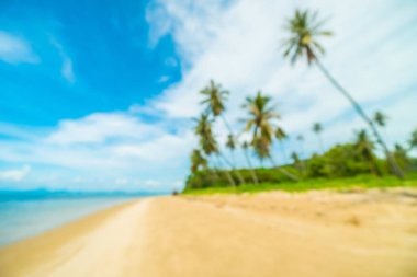 Soyut bulanıklık ve tropikal plaj ve deniz seyahat ve tatil için Hindistan cevizi hurma ağacı arka plan ile defocused