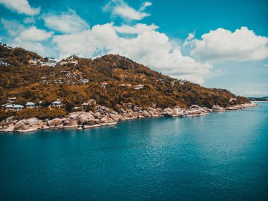 Güzel tropikal plaj ve deniz hurma ve koh samui Adası seyahat ve tatil için diğer ağacında havadan görünümü