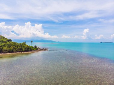 Güzel tropikal plaj ve deniz hurma ve koh samui Adası seyahat ve tatil için diğer ağacında havadan görünümü