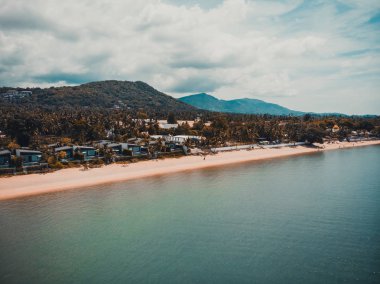 Güzel tropikal plaj ve deniz hurma ve koh samui Adası seyahat ve tatil için diğer ağacında havadan görünümü