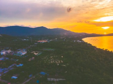 Güzel tropikal plaj ve deniz hurma ve koh samui Adası Tayland tatil ve seyahat için günbatımı zaman diğer ağacında havadan görünümü