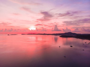 Güzel tropikal plaj ve deniz hurma ve koh samui Adası Tayland tatil ve seyahat için günbatımı zaman diğer ağacında havadan görünümü