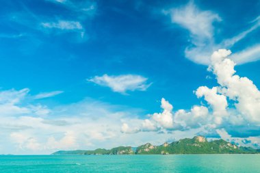 Güzel beyaz bulut mavi gökyüzü ve deniz ya da okyanus arka planı için