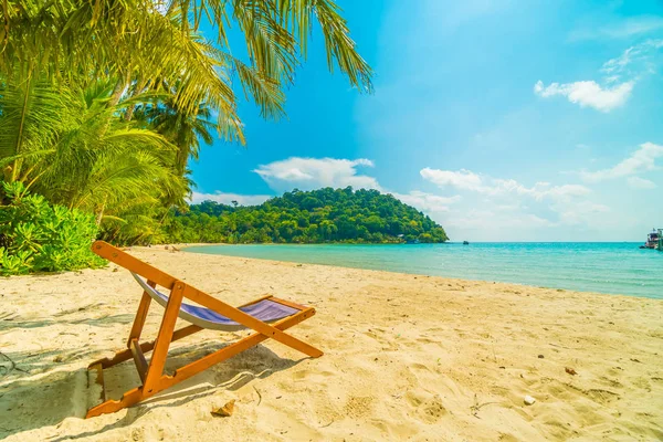 Cadeira Bela Praia Tropical Mar Com Coqueiro Ilha Paradisíaca Para — Fotografia de Stock