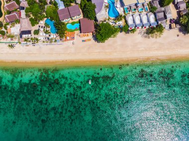 Güzel tropikal plaj ve deniz hurma ve koh samui Adası seyahat ve tatil için diğer ağacında havadan görünümü