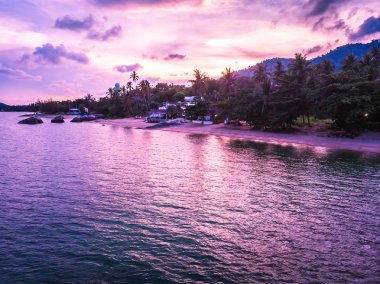 Güzel tropikal plaj ve deniz hurma ve koh samui Adası Tayland tatil ve seyahat için gündoğumu zaman diğer ağacında havadan görünümü