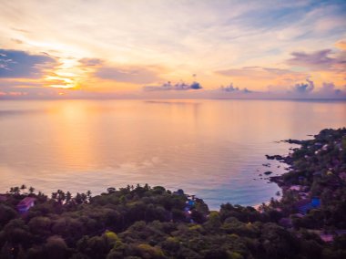 Güzel tropikal plaj ve deniz hurma ve koh samui Adası Tayland tatil ve seyahat için günbatımı zaman diğer ağacında havadan görünümü