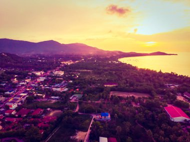 Güzel tropikal plaj ve deniz hurma ve koh samui Adası Tayland tatil ve seyahat için günbatımı zaman diğer ağacında havadan görünümü