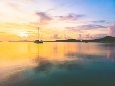 Güzel tropikal plaj ve deniz hurma ve koh samui Adası Tayland tatil ve seyahat için günbatımı zaman diğer ağacında havadan görünümü