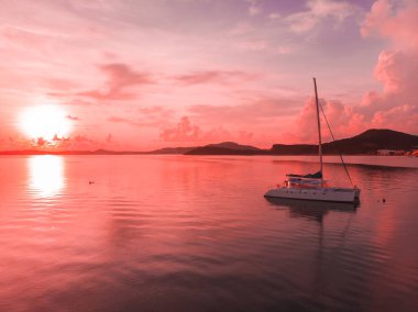 Güzel tropikal plaj ve deniz hurma ve koh samui Adası Tayland tatil ve seyahat için günbatımı zaman diğer ağacında havadan görünümü