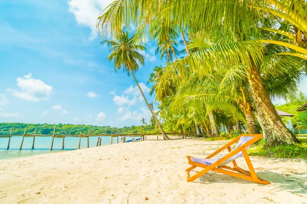 Stoel Mooie Tropische Strand Zee Met Coconut Palm Tree Paradijseiland — Stockfoto