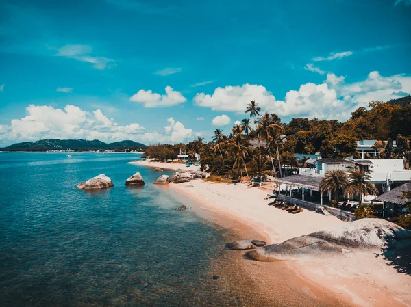 Hermosa Vista Aérea Playa Mar Con Muchos Árboles Nubes Blancas — Foto de Stock