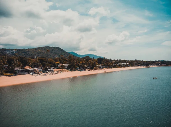 Vista Aerea Bella Spiaggia Tropicale Mare Con Palme Altri Alberi — Foto Stock