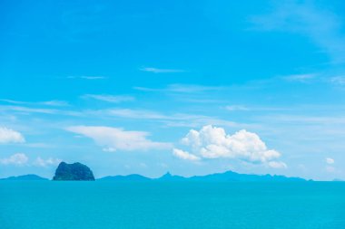 Güzel deniz ve okyanus mavi gökyüzü arka plan bulut ile