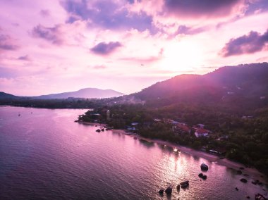 Güzel tropikal plaj ve deniz hurma ve koh samui Adası Tayland tatil ve seyahat için gündoğumu zaman diğer ağacında havadan görünümü