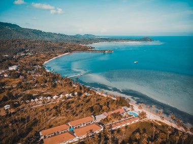 Güzel tropikal plaj ve deniz hurma ve koh samui Adası seyahat ve tatil için diğer ağacında havadan görünümü