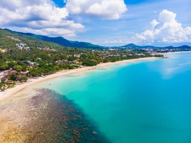 Güzel tropikal plaj ve deniz hurma ve koh samui Adası seyahat ve tatil için diğer ağacında havadan görünümü