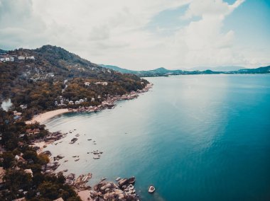 Güzel tropikal plaj ve deniz hurma ve koh samui Adası seyahat ve tatil için diğer ağacında havadan görünümü