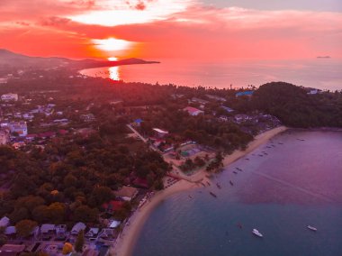 Güzel tropikal plaj ve deniz hurma ve koh samui Adası Tayland tatil ve seyahat için günbatımı zaman diğer ağacında havadan görünümü