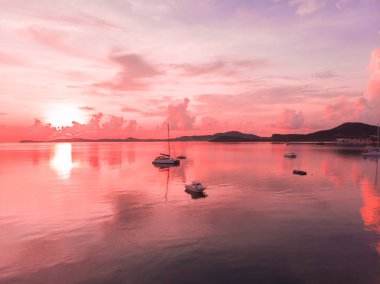 Güzel tropikal plaj ve deniz hurma ve koh samui Adası Tayland tatil ve seyahat için günbatımı zaman diğer ağacında havadan görünümü