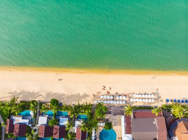 Güzel tropikal plaj ve deniz hurma ve koh samui Adası seyahat ve tatil için diğer ağacında havadan görünümü