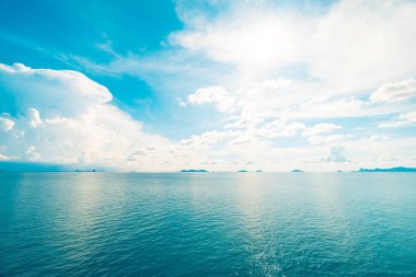 Güzel beyaz bulut mavi gökyüzü ve deniz ya da okyanus arka planı için