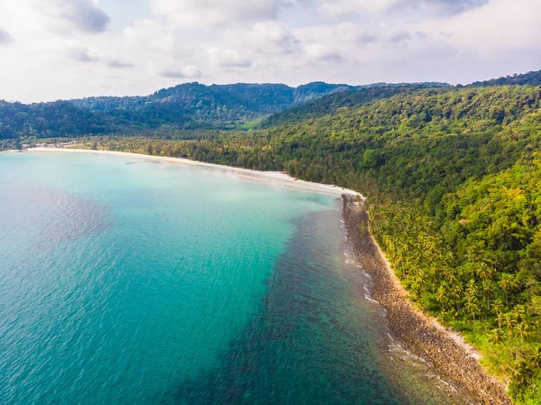 Plaj ve deniz paradise Island tatil için Hindistan cevizi hurma ağacı ile güzel havadan görünümü